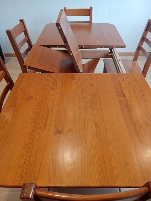 Conjunto de mesa de sala de jantar e cadeiras e um armário