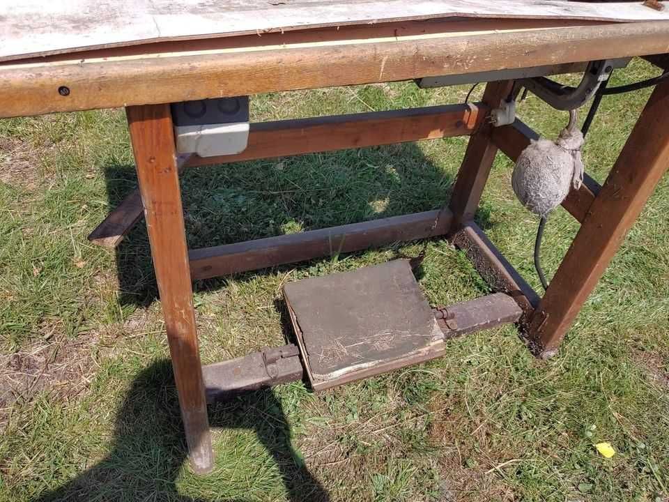 Stary drewniany stół od maszyny do szycia z silnikiem