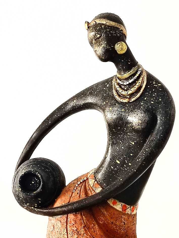 Artigo decorativo em cerâmica de mulher africana