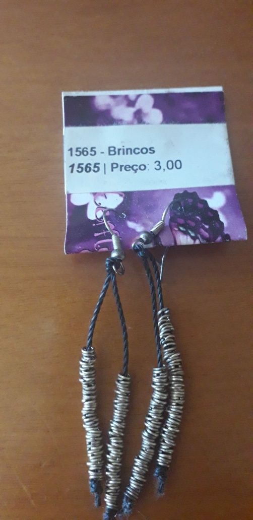 Brincos variados