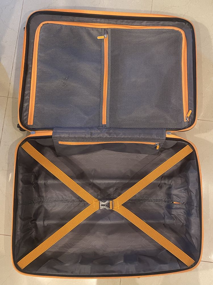 Pomarańczowa walizka American Tourister