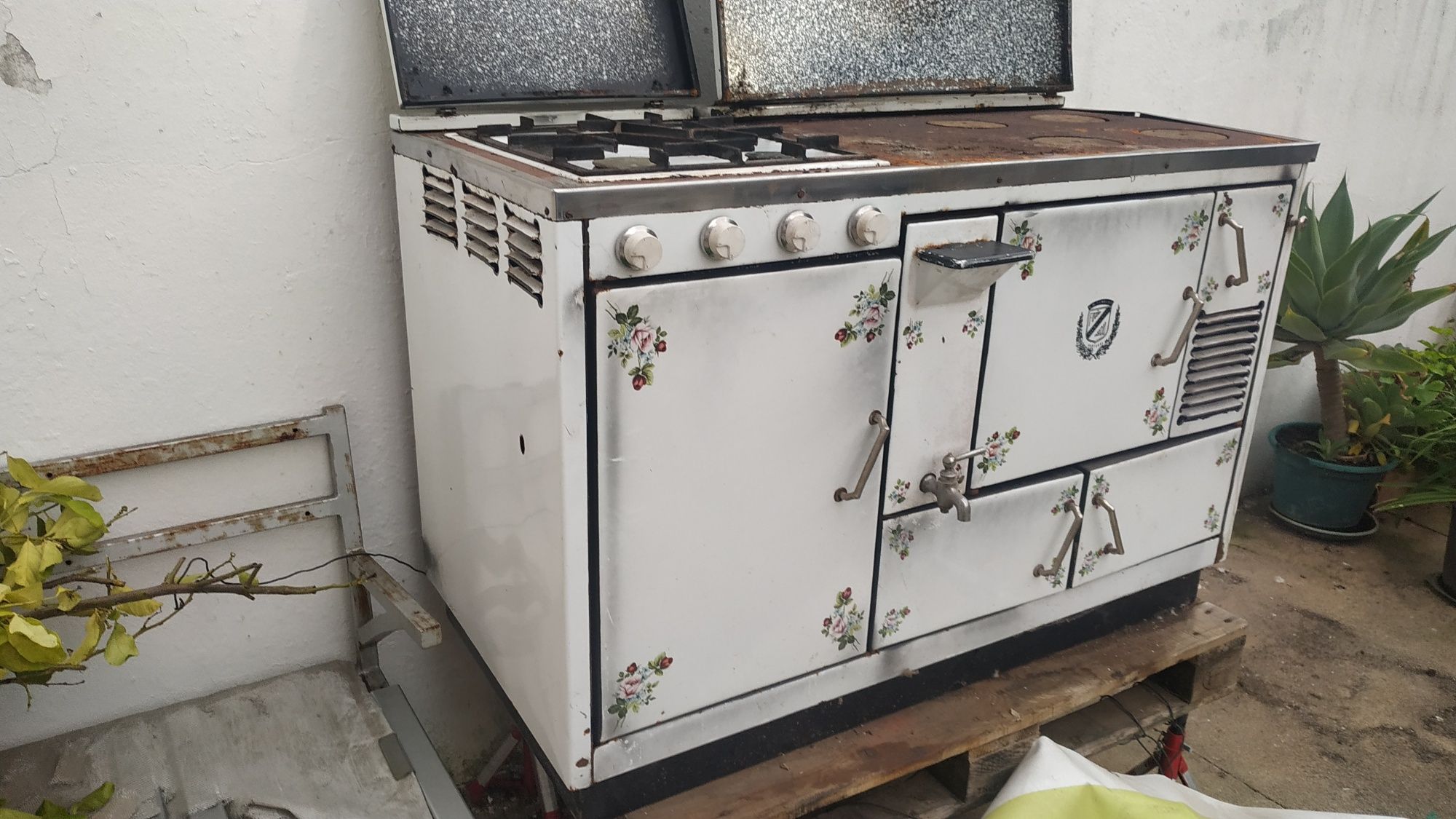 Fogão antigo a gás e a lenha com forno