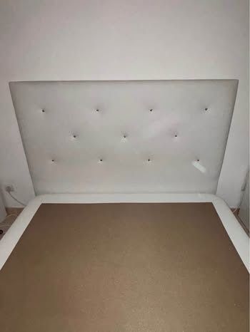 Cama de casal com cabeceira estofada
