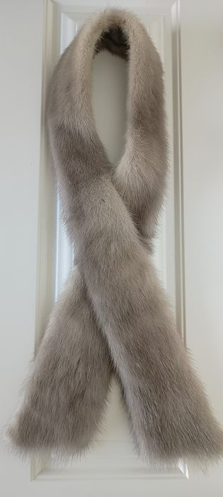 Elegancka etola z norek , długość 108 cm .