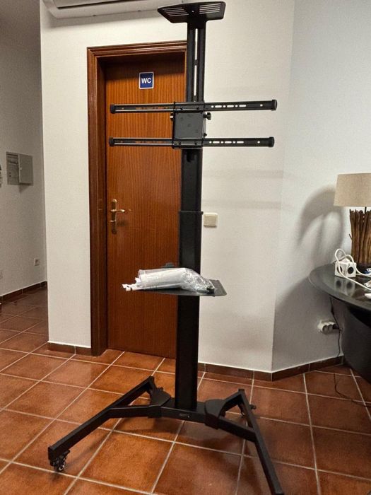 Suporte para televisão portatil como novo!