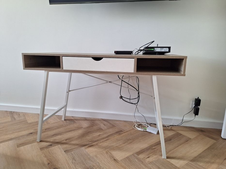 Nowoczesne biurko do pokoju mlodzieżowego