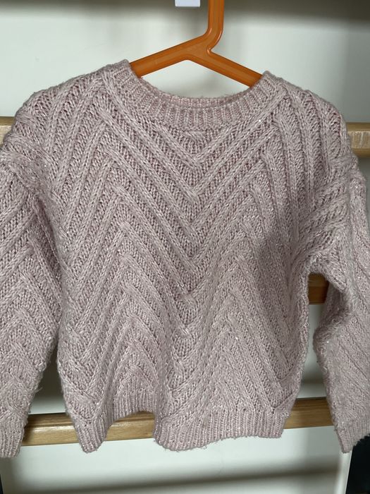 Gruby sweter Minoti 104 110 pudrowy róż sweterek błyszcząca nitka