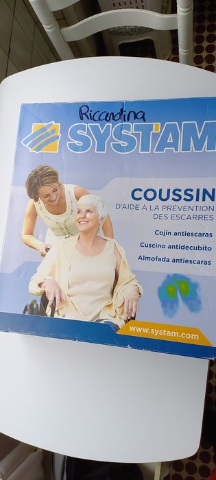 Almofada anti-escaras para colocar na cadeira de rodas.