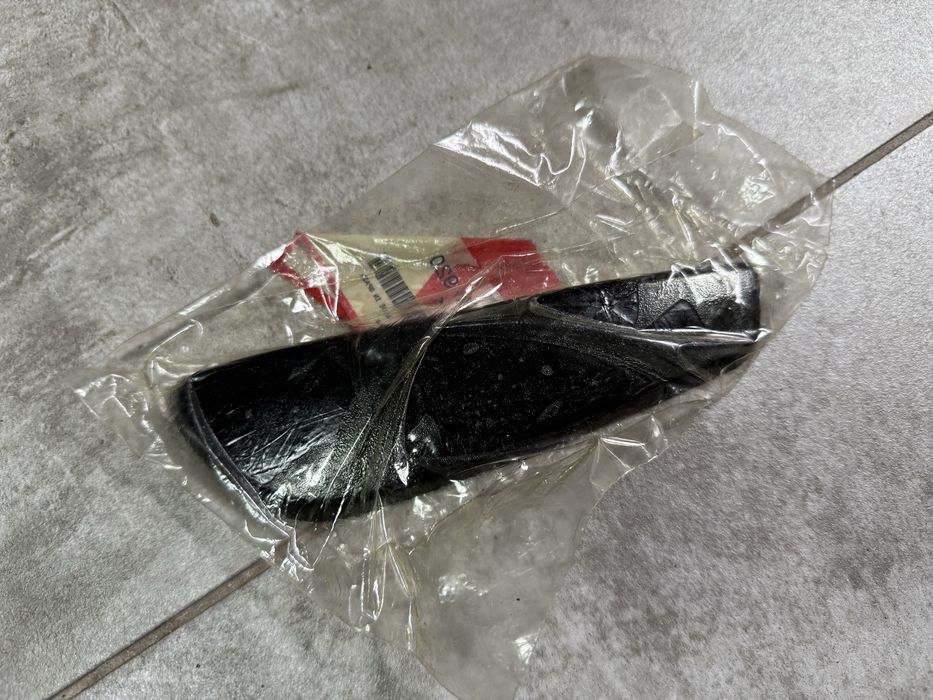 Osłony Zaślepki szyby Honda 64121MEW920 2szt