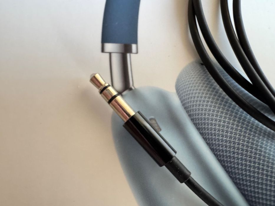 Кабель Apple Lightning to 3.5mm Audio Black MR2C2 для AirPods Max