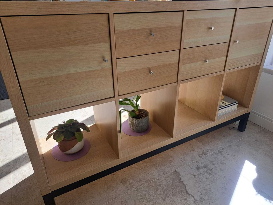 Movel tipo aparador com portas e gavetas.  Em óptimo estado