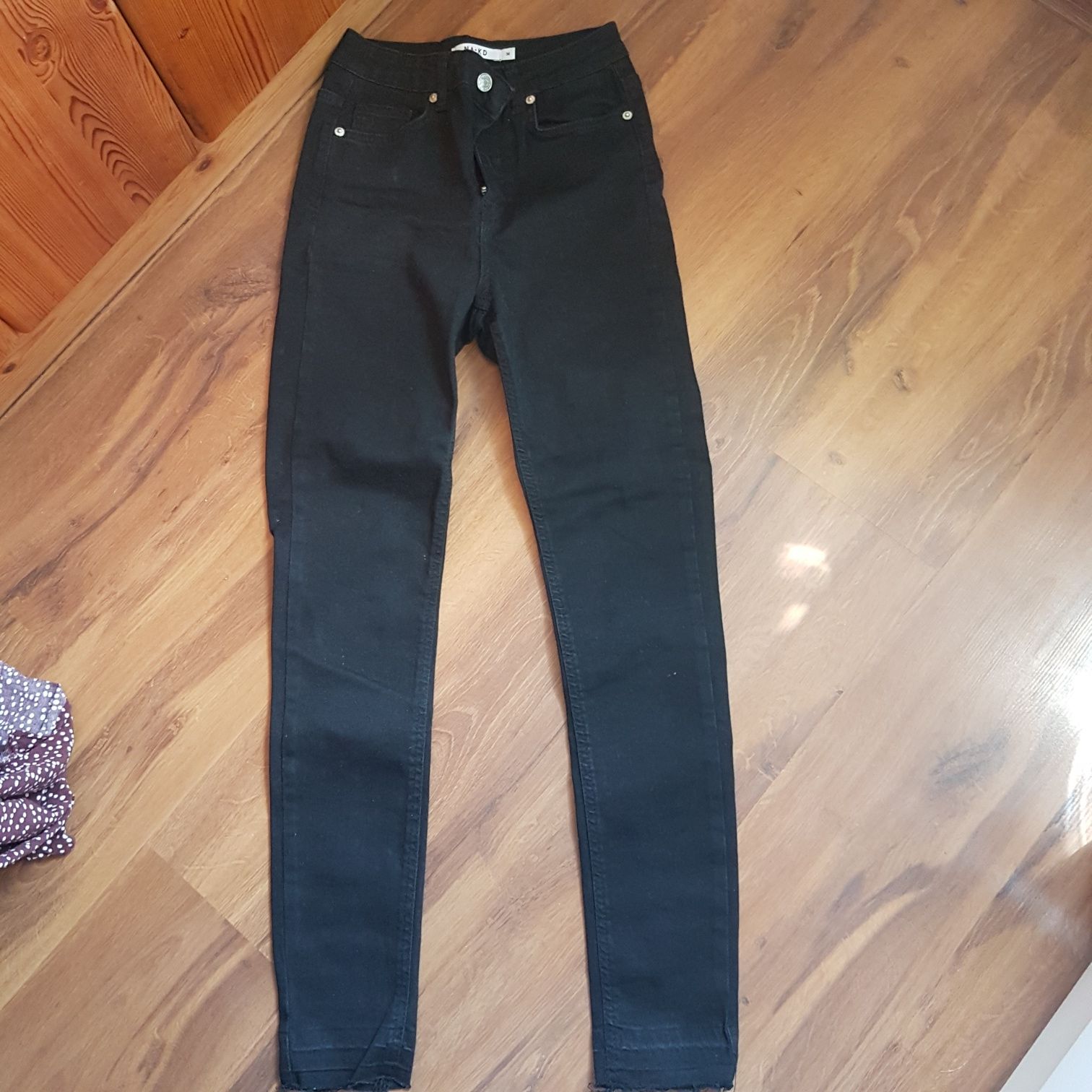 Czarne jeansy Na-Kd 36 rurki skinny postrzępione nogawki nowe