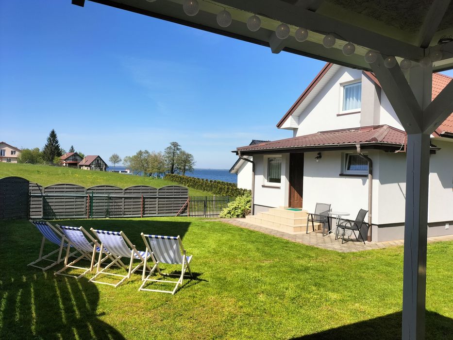 "Dom przy brzegu" w Nadolu nad jeziorem Żarnowieckim.