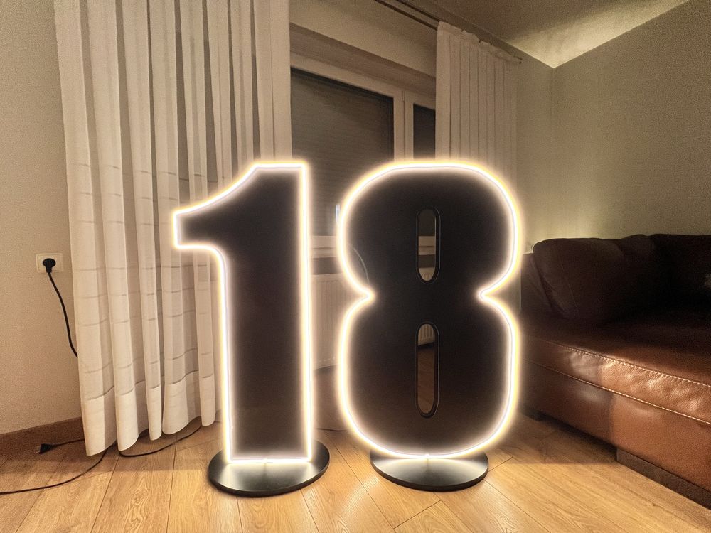 Cyfra 18 czarna neon