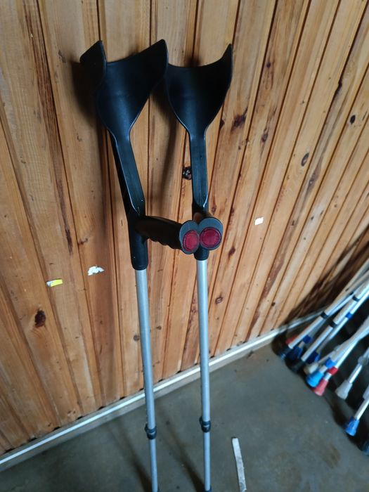 Kule ortopedyczne  regulacja 145–195 cm dla drobnej osoby

Na sp