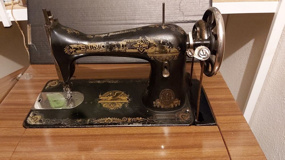 Máquina custura SINGER vintage a trabalhar e afinada