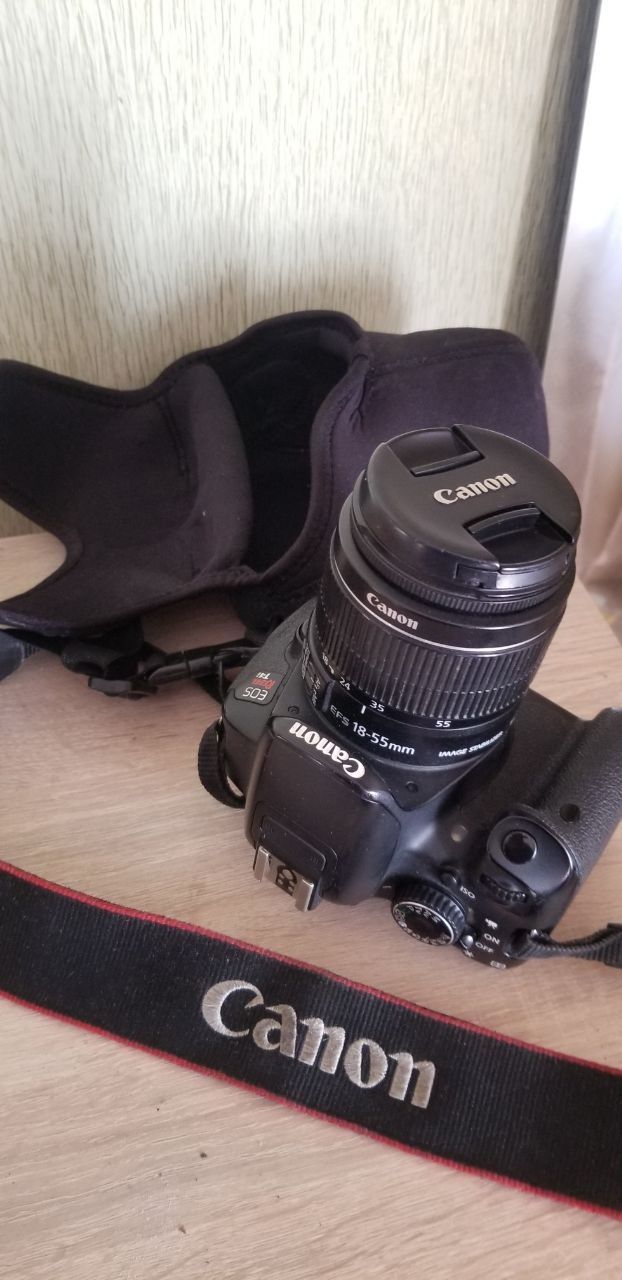 Дзеркальна камера Canon 650D