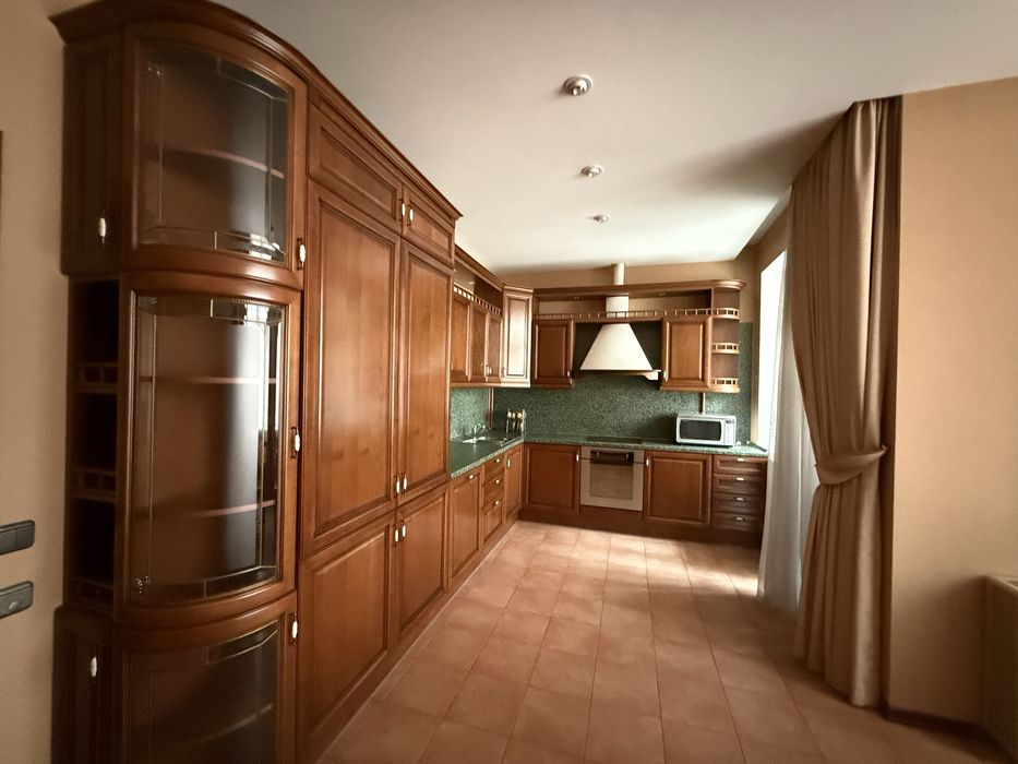 Центр , вул. Павлівська 17 , дворівнева квартира .