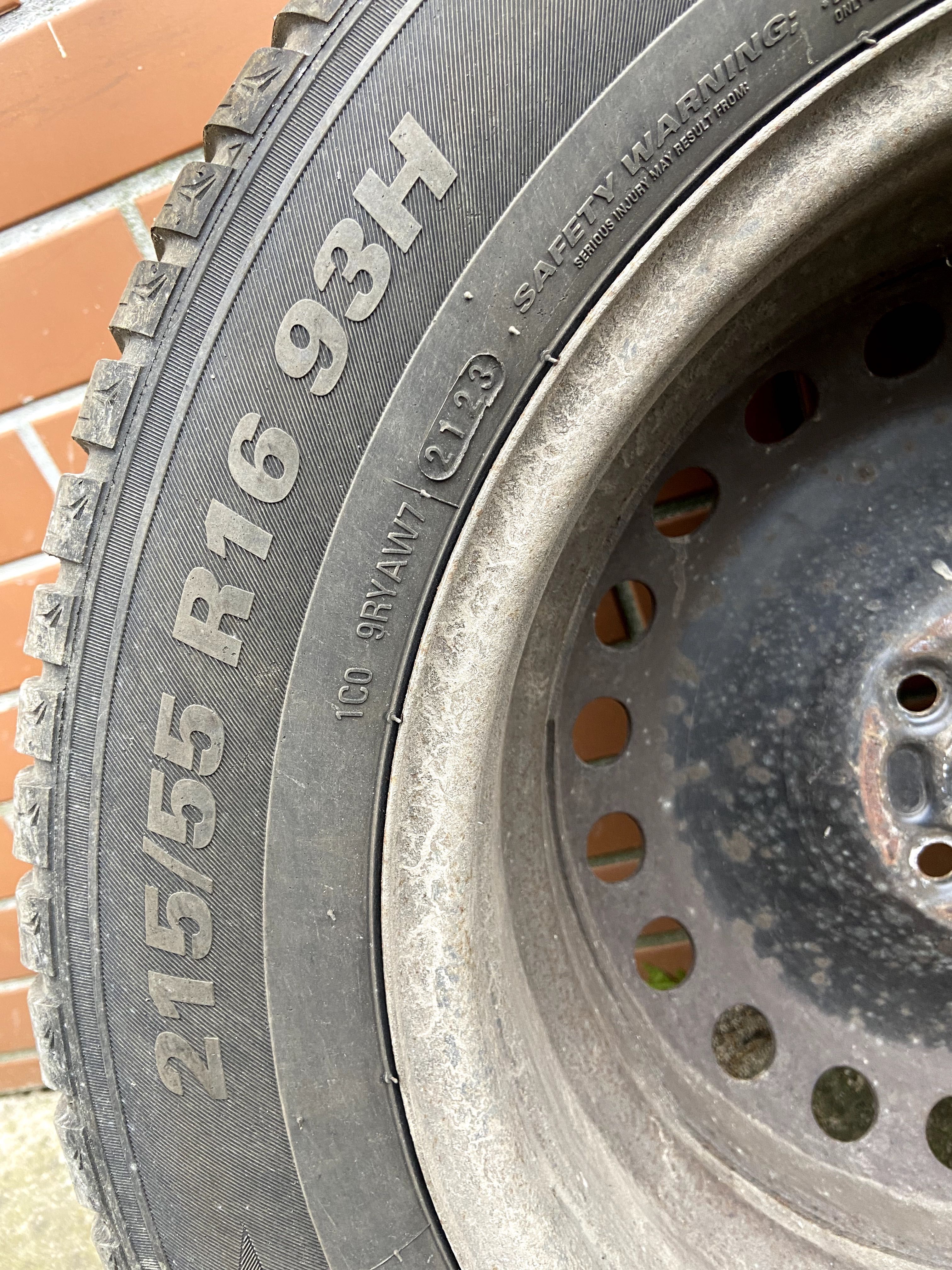 215 x 55 x 16    4 szt. Opony Zimowe Kumho z felgami stalowymi