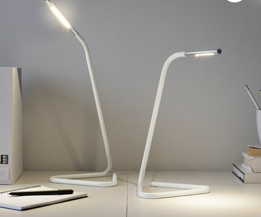 Candeeiros LED de secretária branco, prateado.