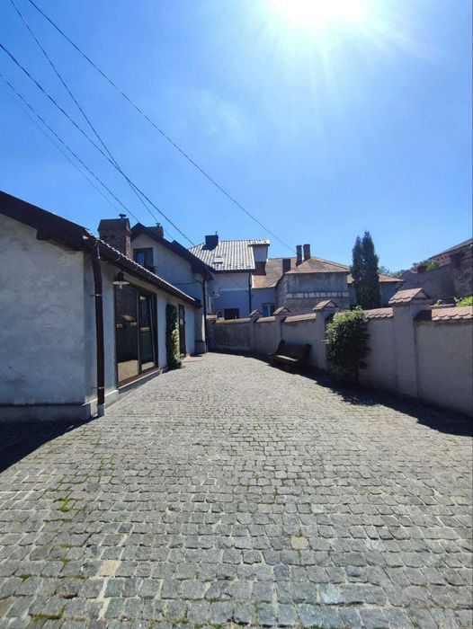 Довгострокова оренда  2 поверхового будинку на вул. Коротка 3