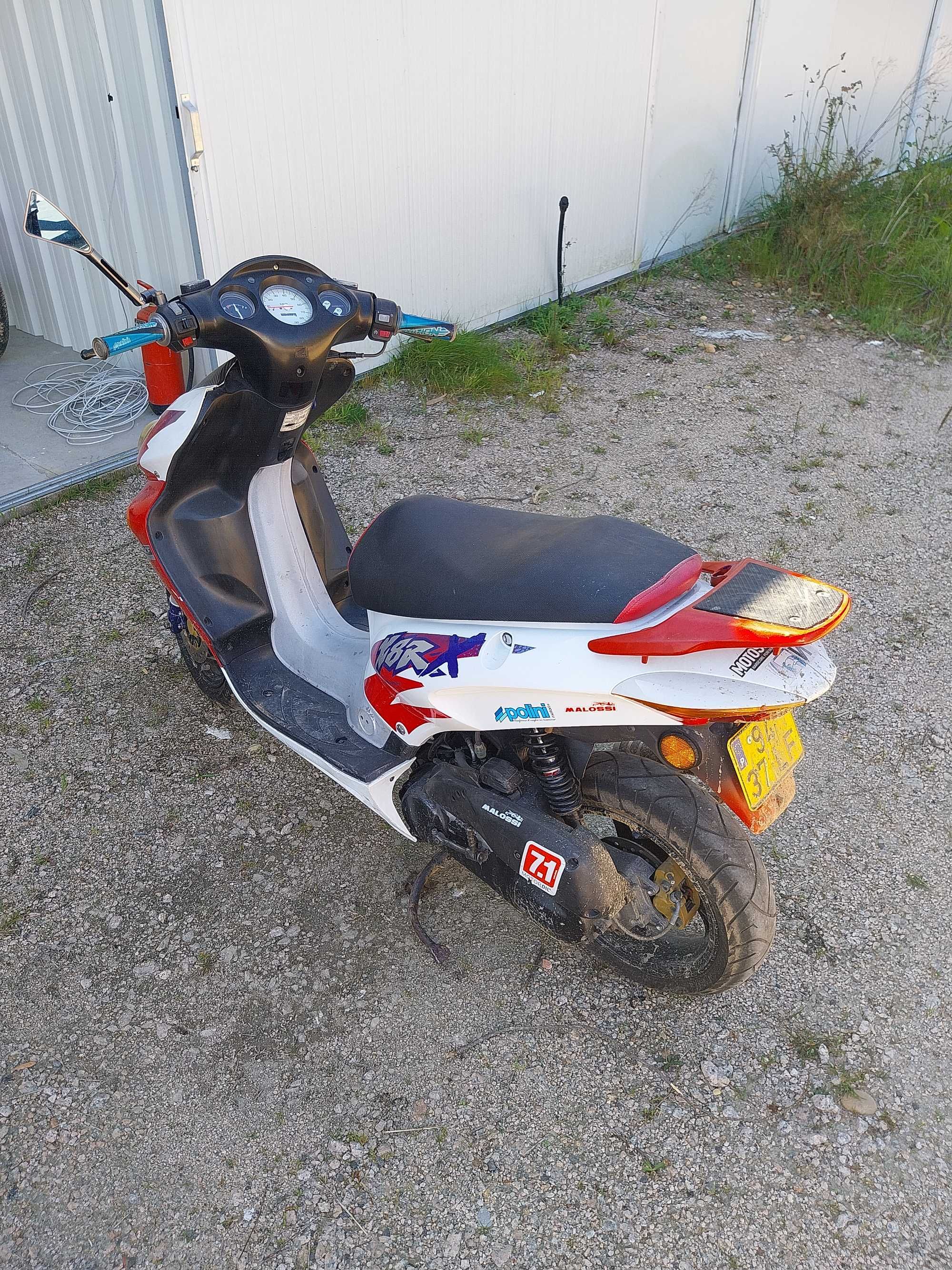 Mota honda com matrícula.