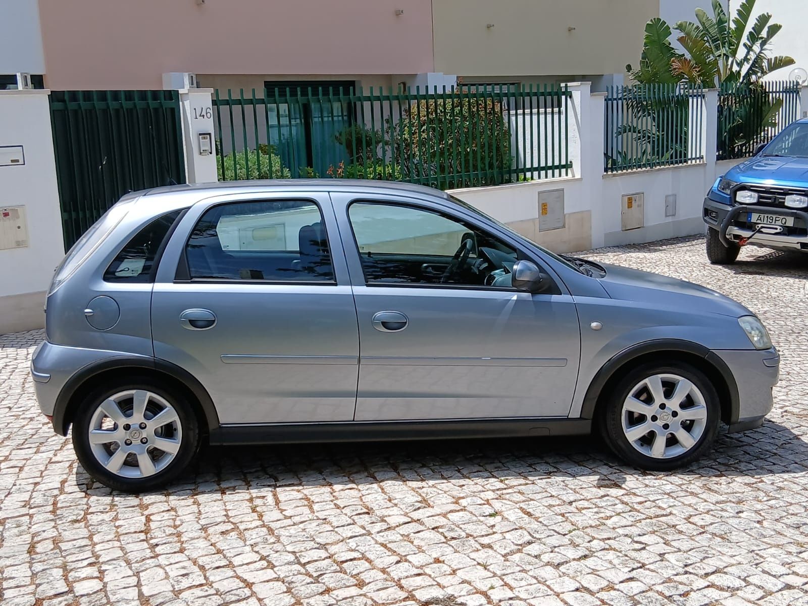 Vendo Opel Corsa 1.3 cdti a Diesel de 2006 com apenas 220 mil kms 
Est