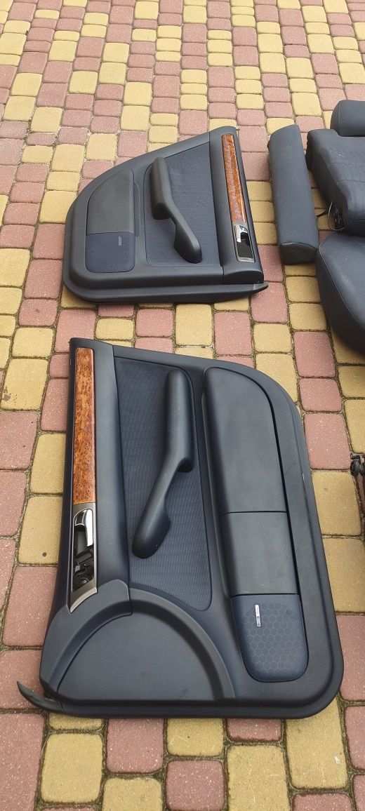 Fotele, boczki i podłokietnik z Audi A6 C5 sedan 2004r polift