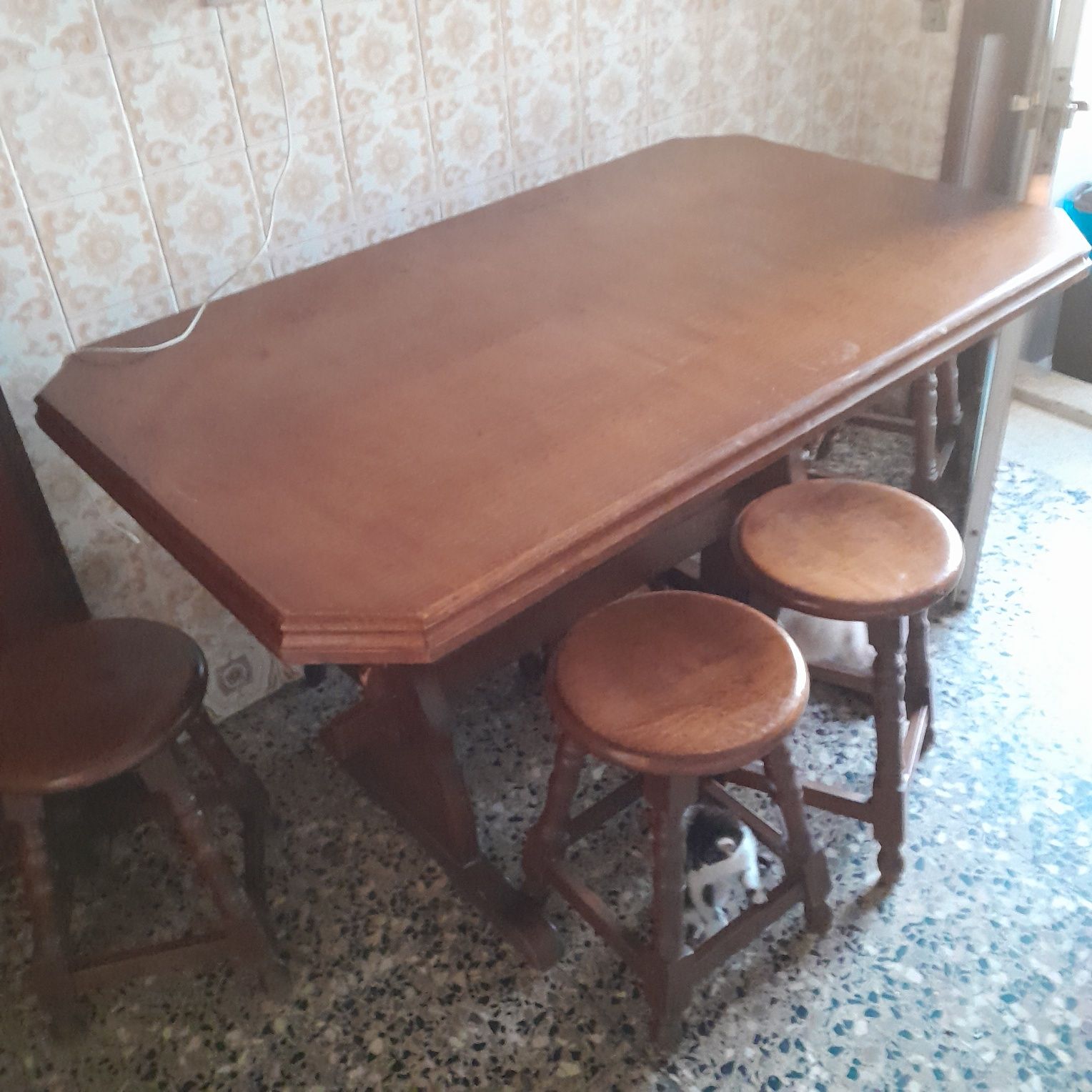Mesa com 6 bancos