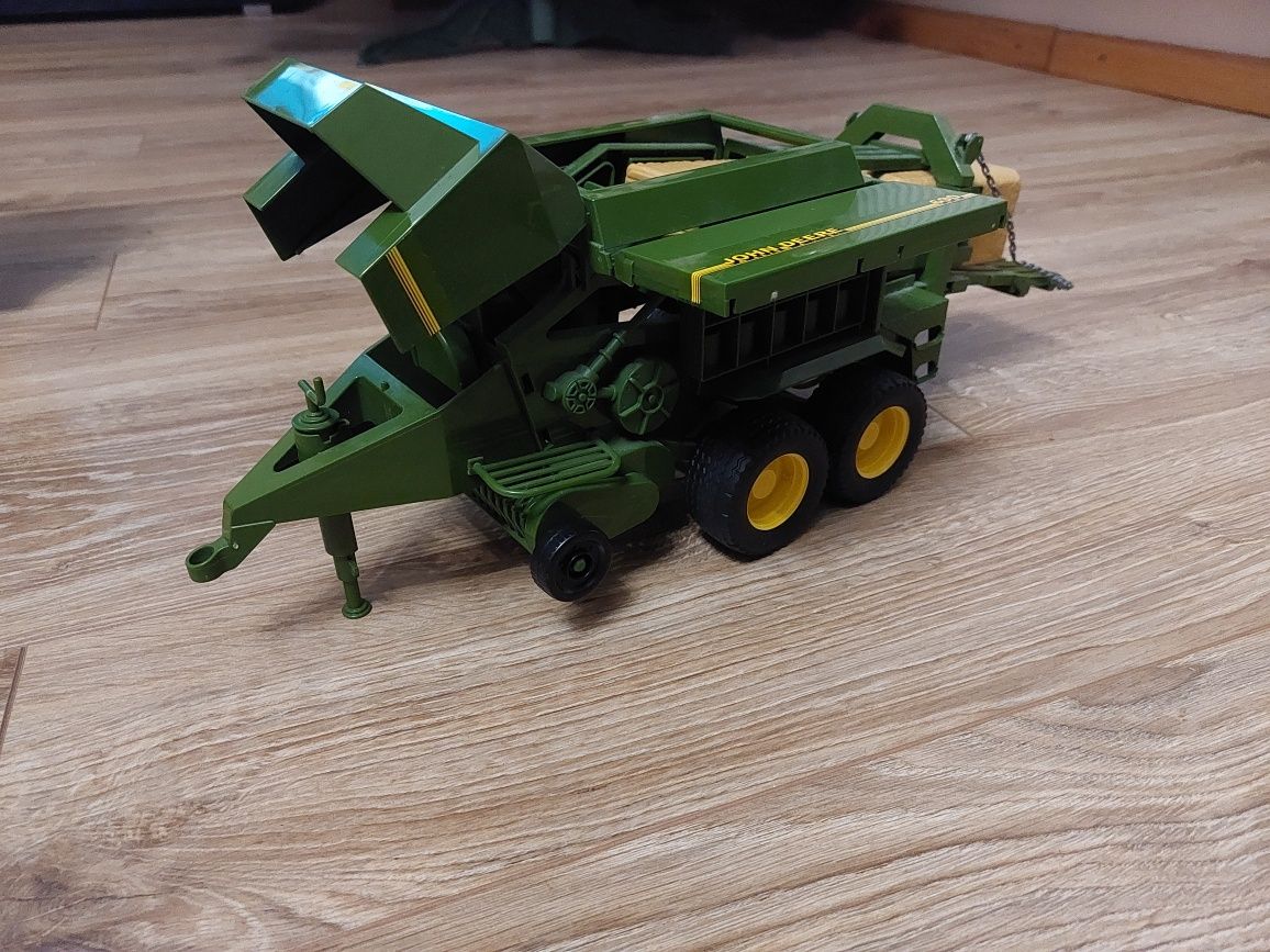 Prasa John Deere - Bruder 2017