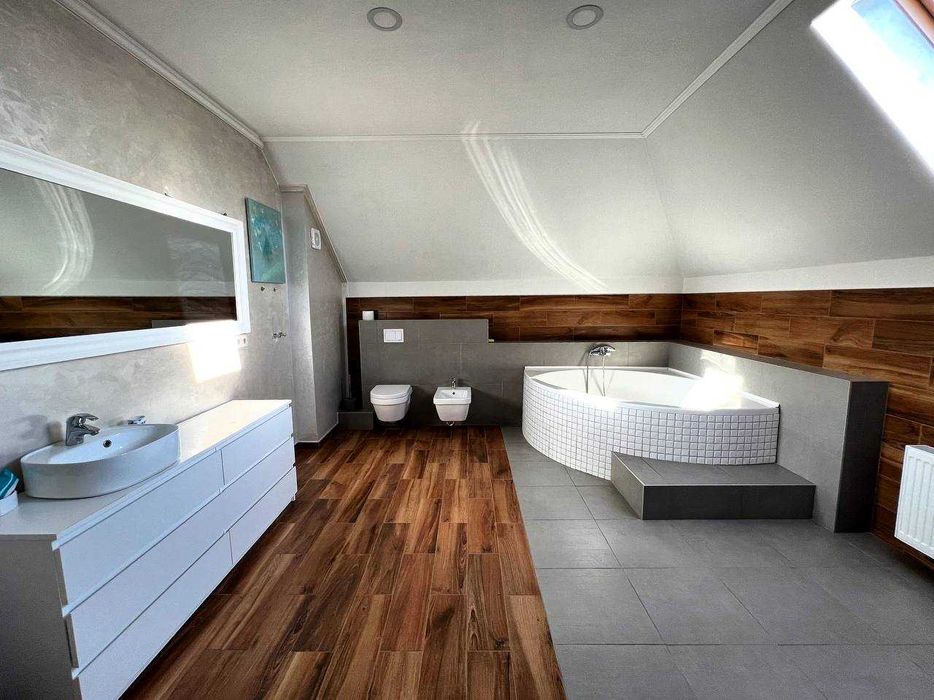 Жилий дім200м2+0,25га.Камін,сонячні панелі,електро/твердопалевний котл