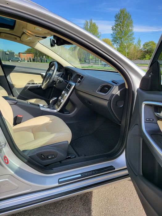 Volvo V60 2016 2.0. Бензин