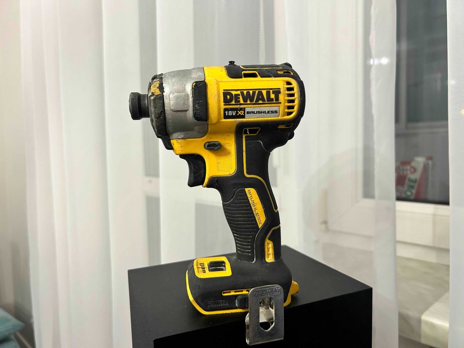 OKAZJA! Dewalt DCF887 – zakrętarka udarowa, uszkodzona (brak reakcji)