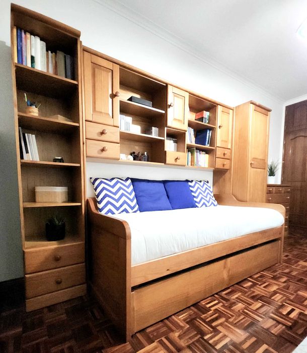 Mobilia de Quarto Madeira Pinho
Estúdio + Roupeiro + Estante + Cómoda