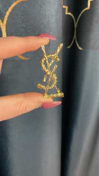 Klasyczna złota broszka ysl zlote logowane litery przypinka agrafka