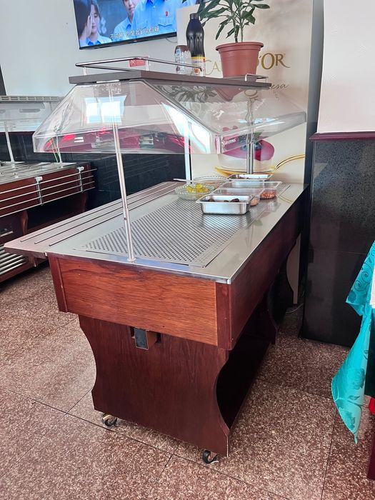 Máquinas de buffet de restaurante e cadeiras de jantar