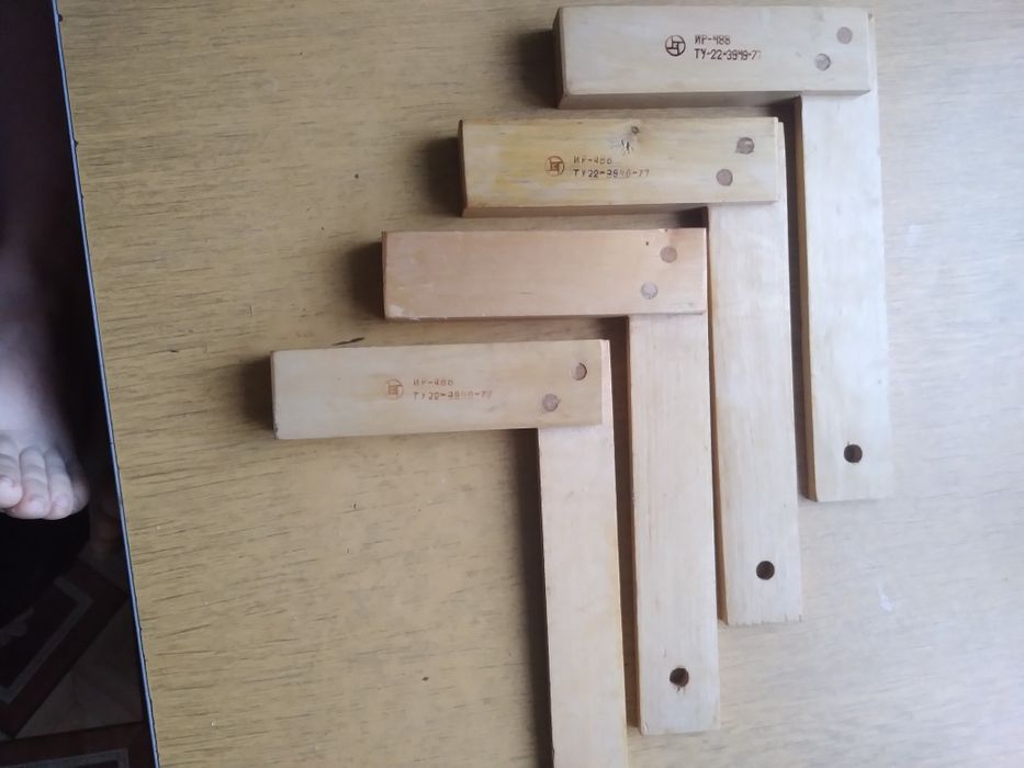 Кутник   столярний  80  х  років стан  практично   новий