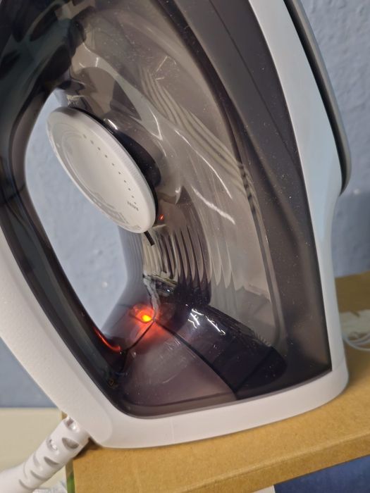 Nowe żelazko parowe Philips z serii 2000, model DST2010/40