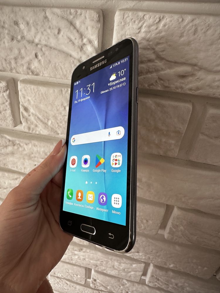 Телефон Samsung Galaxy j5