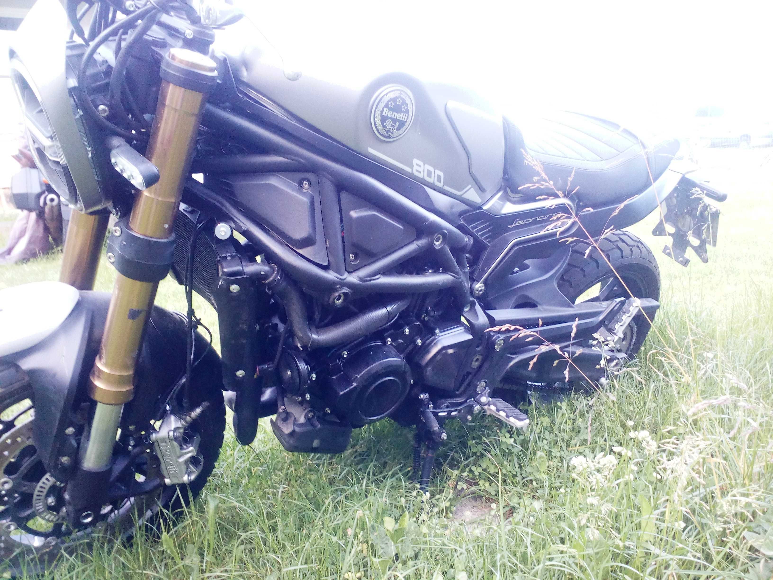 Benelli Leoncino 800 siedzenie podnóżek stelaż uchwyt set koło zacisk