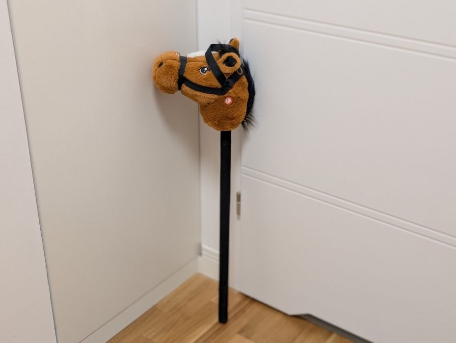 Końska głowa na kiju zabawka interaktywna