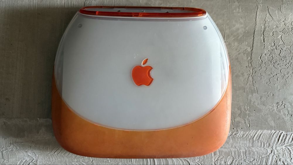 Computador portátil Apple Macintosh iBook "Clamshell" com avaria