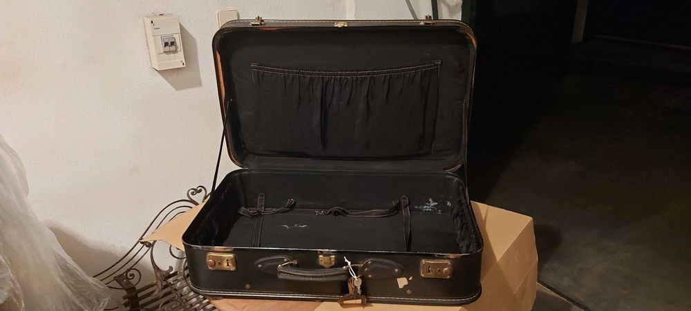 Mala preta de viagem antiga
