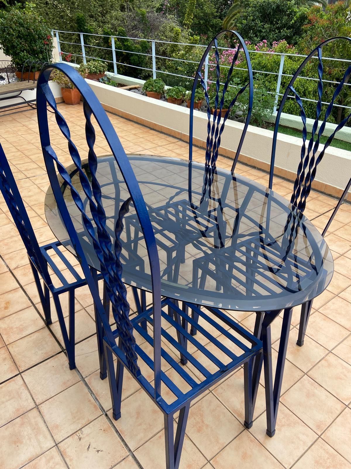 Mesa de ferro com o tampo de vidro com 4 cadeiras incluídas