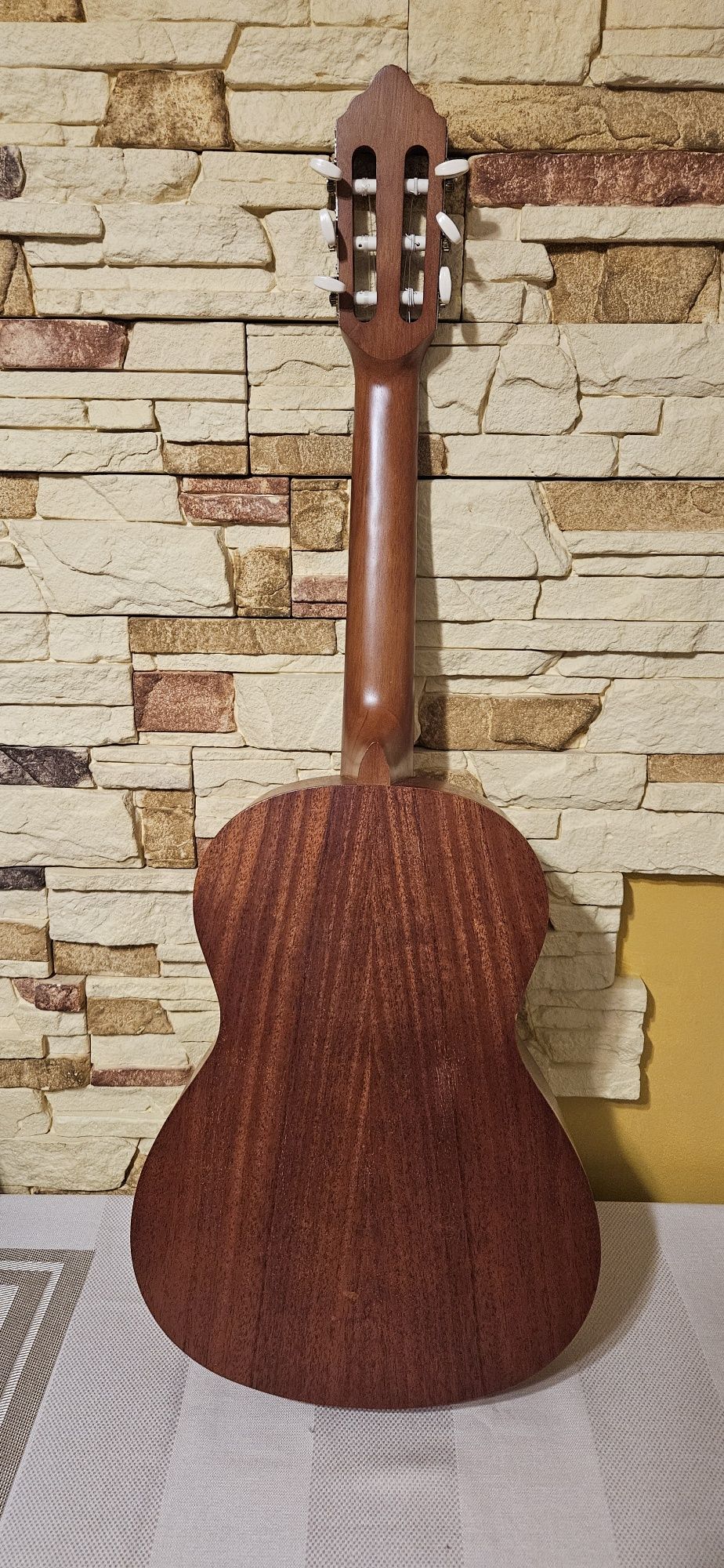Gitara z pokrowcem.