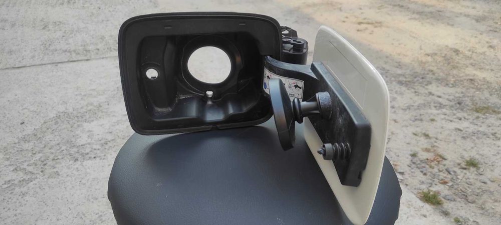 Лючок бака Jeep Renegade