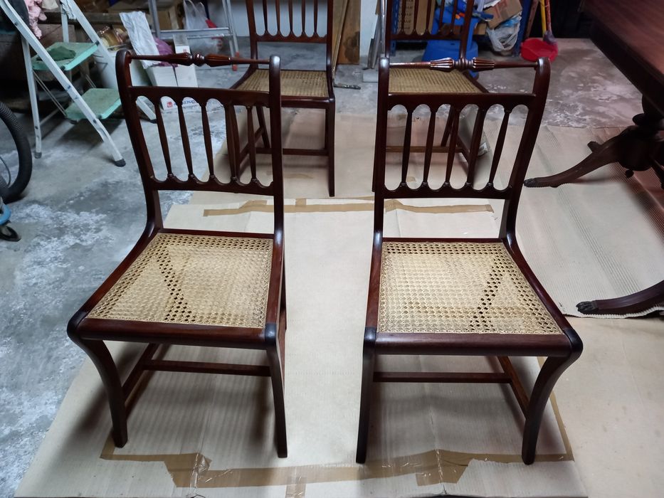 Vendo mesa e 4 cadeiras