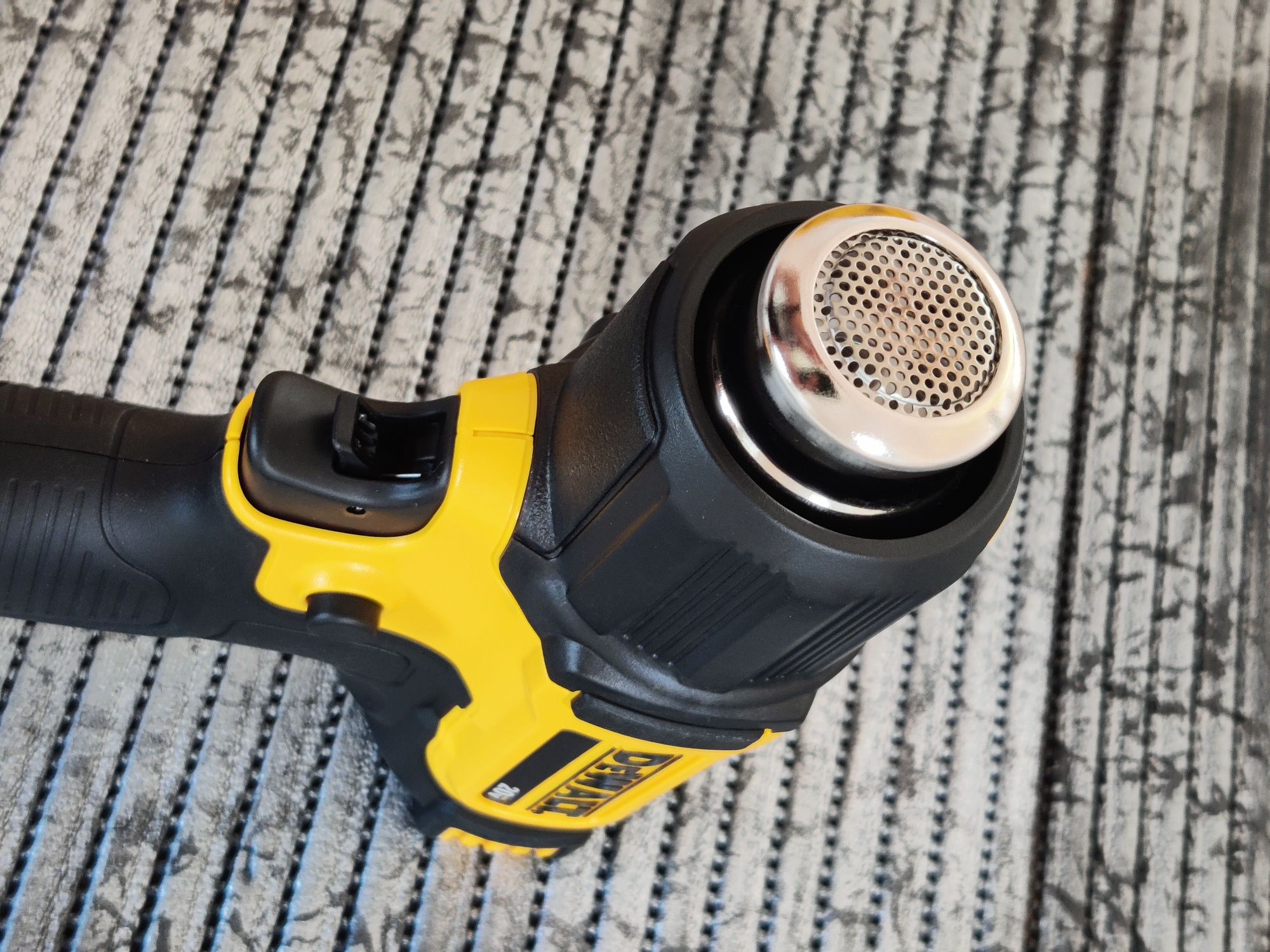 Пістолет гарячого повітря - фен акумуляторний DCE530.
DeWALT DCE530N