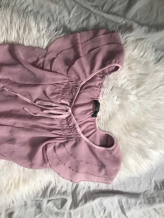 Blusa na cor "rosa velho" com folhos