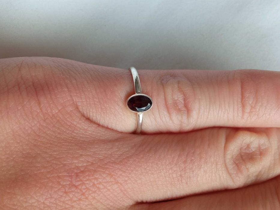 Stary pierścionek z cyrkonią ciemny czerwony r. 7,5 14,8 mm S925